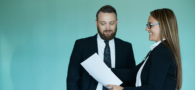 Bilde av to advokater fra Nicolaisen Advokater som står og diskuterer