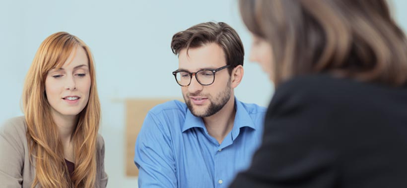 Bilde av advokater fra Nicolaisen Advokater som sitter rundt møtebord med klient